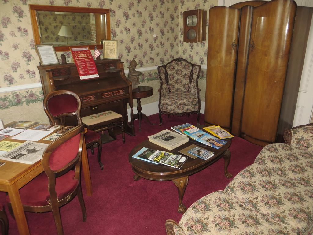Edith Palmer'S Country Inn, Historical Bed & Breakfast Virginia City Exterior photo