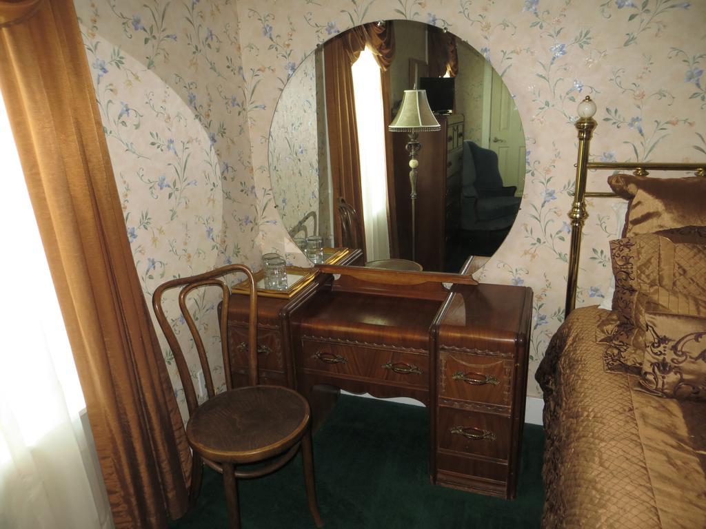 Edith Palmer'S Country Inn, Historical Bed & Breakfast Virginia City Exterior photo